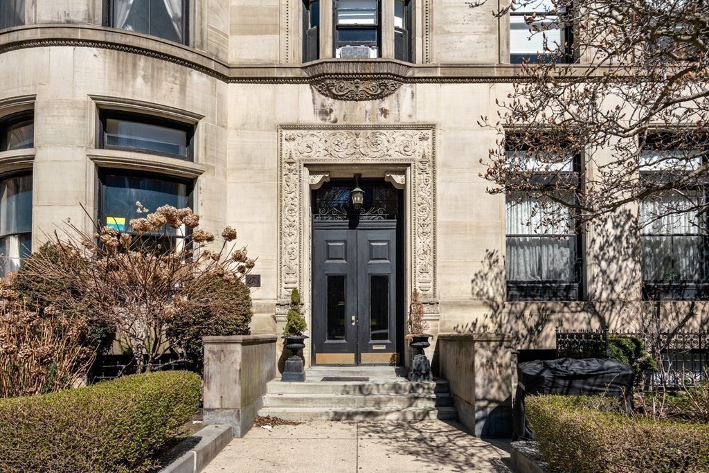 273 Commonwealth Avenue, Unit 9 Boston, MA 02116 - Photo 4 of 26 a front view of a house with garden