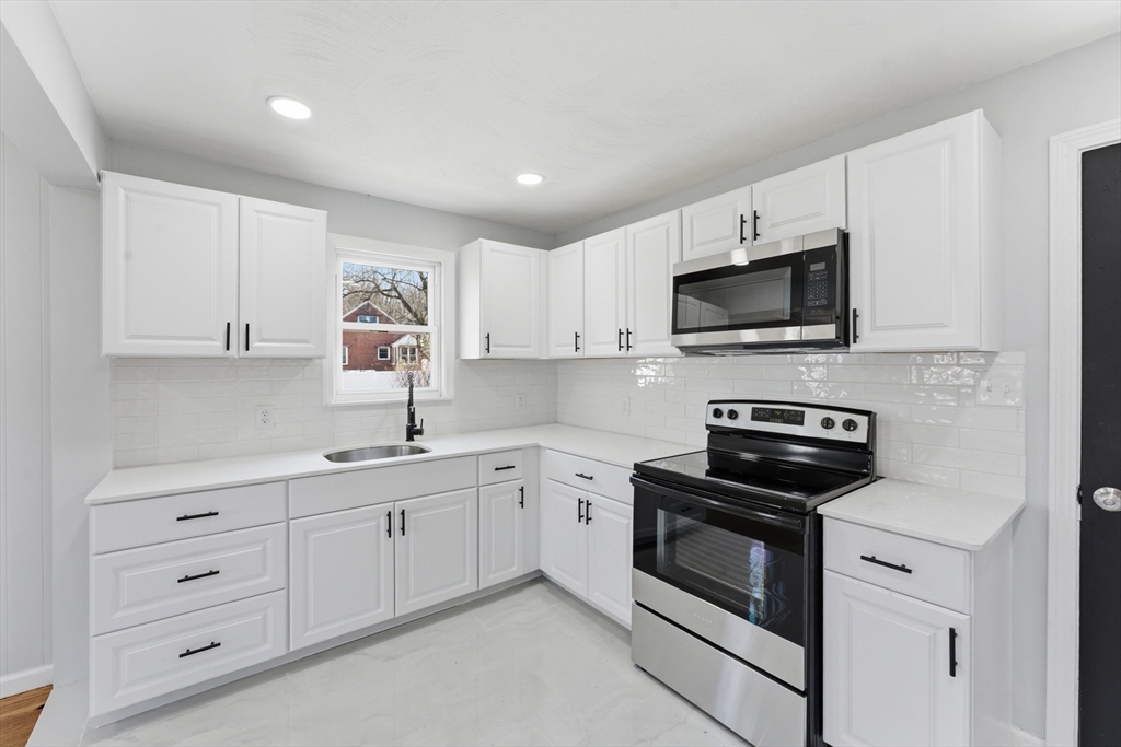 21 Wrona Street Springfield, MA 01151 - Photo 3 of 37