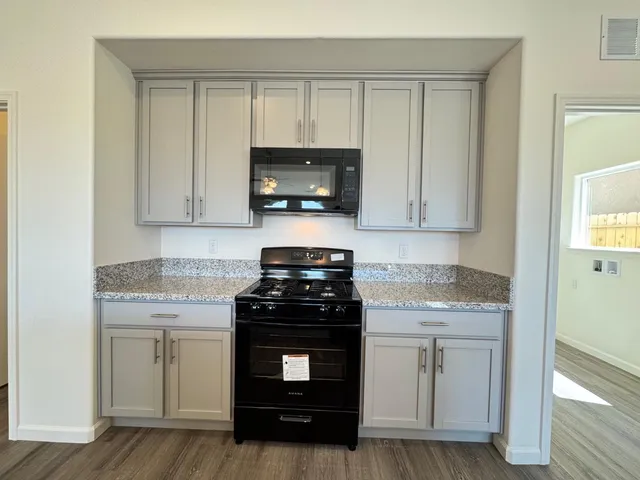an empty room with closet and ceiling fan