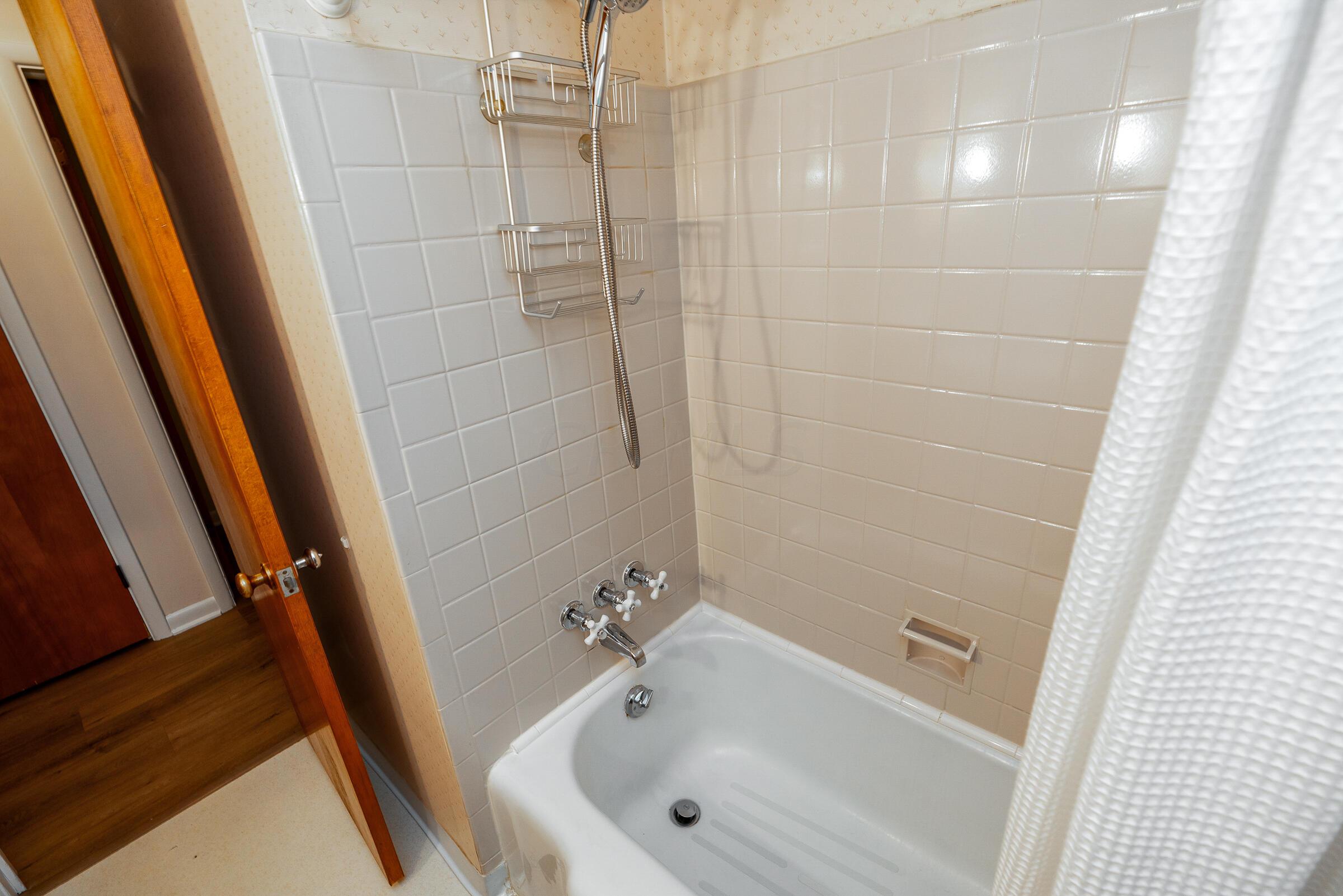 62 North Chesterfield Road Columbus, OH 43209 - Photo 13 of 28 First Floor Full Bathroom