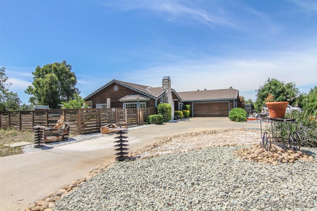 24263 Del Amo Road Ramona, CA 92065 - Photo 3 of 23 Circle drive makes in and out easy