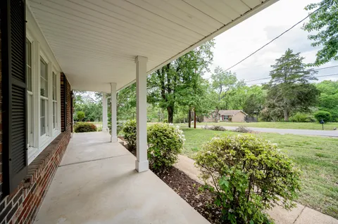 a view of a back yard