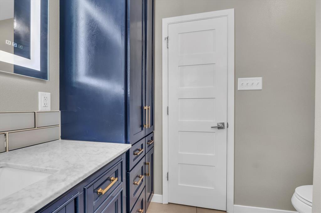 4600 Cedar Mountain Drive Waco, TX 76708 - Photo 21 of 33 a bathroom with a granite countertop sink and a mirror