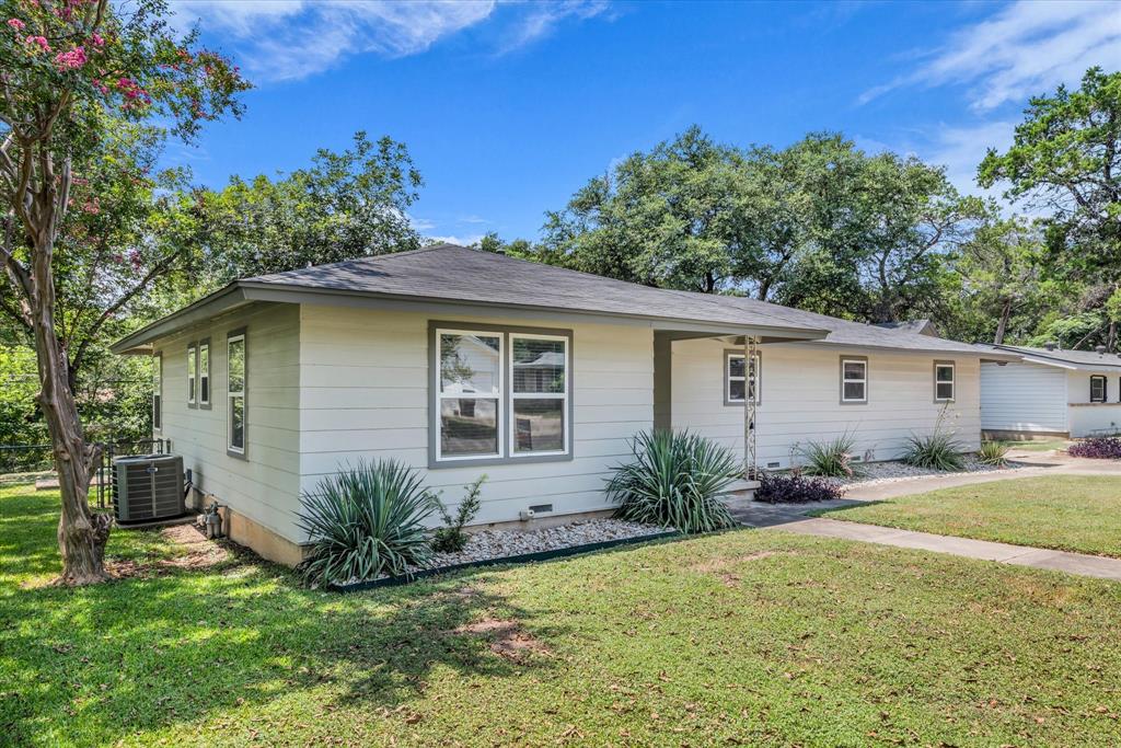 4600 Cedar Mountain Drive Waco, TX 76708 - Photo 5 of 33 a house view with a garden space