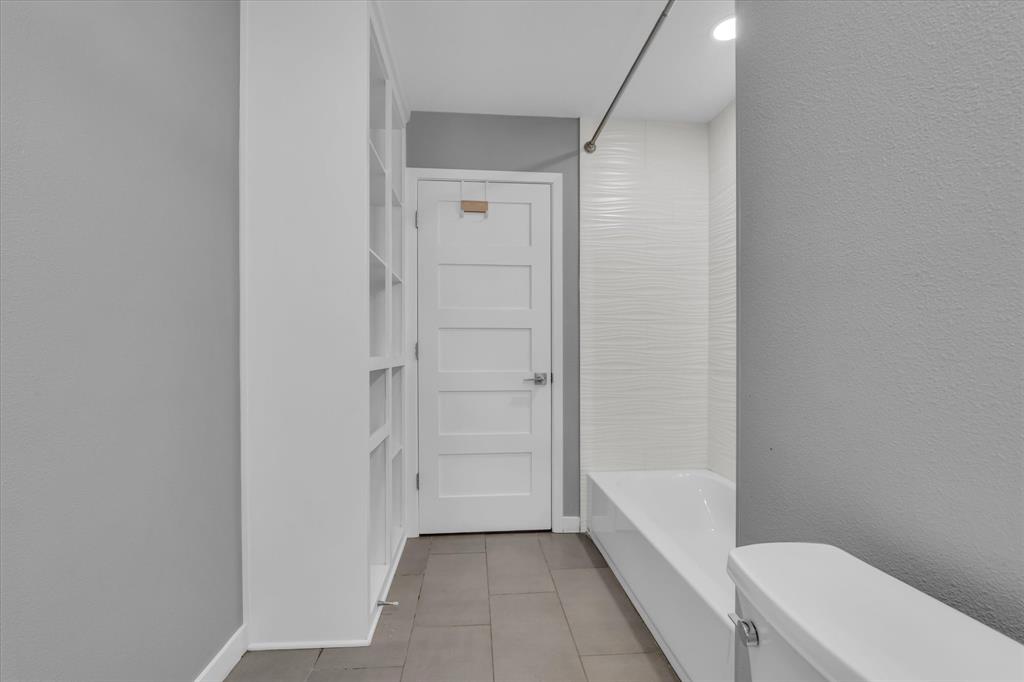 4600 Cedar Mountain Drive Waco, TX 76708 - Photo 10 of 33 a bathroom with a tub shower and toilet