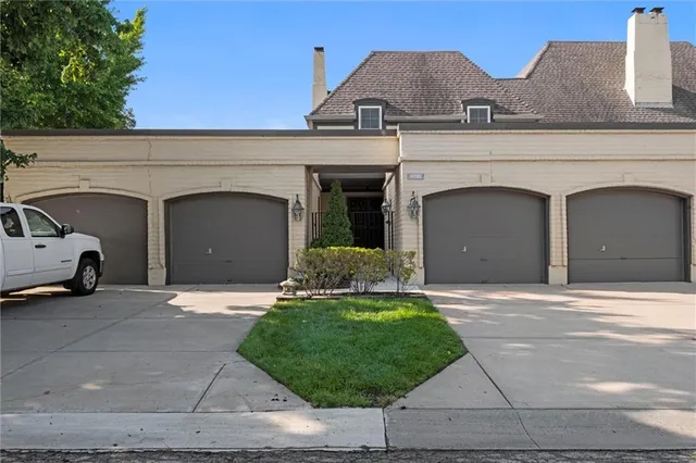 $330,000 | 6735 West 108th Terrace, Overland Park, KS 66211