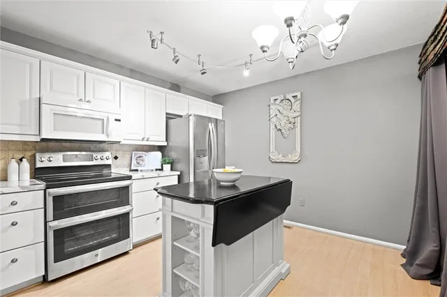 $330,000 | 6735 West 108th Terrace, Overland Park, KS 66211