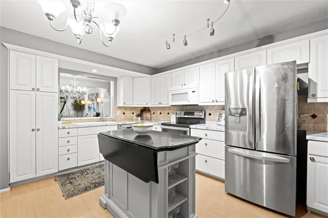 $330,000 | 6735 West 108th Terrace, Overland Park, KS 66211