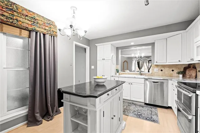 $330,000 | 6735 West 108th Terrace, Overland Park, KS 66211