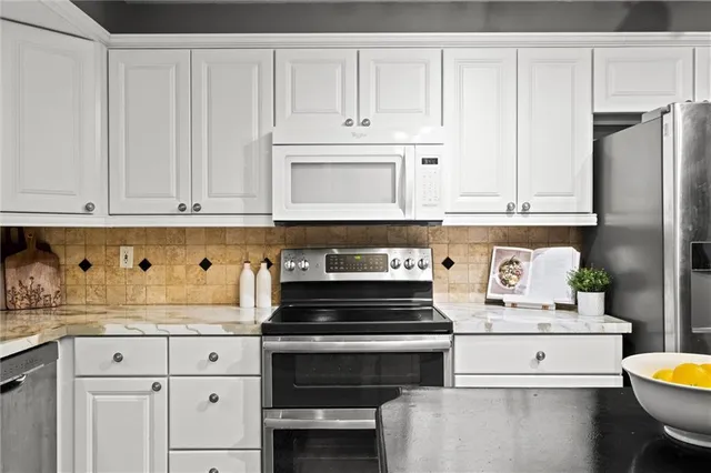 $330,000 | 6735 West 108th Terrace, Overland Park, KS 66211