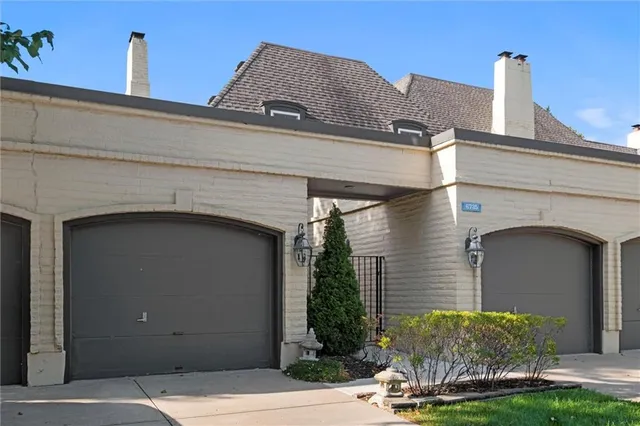$330,000 | 6735 West 108th Terrace, Overland Park, KS 66211
