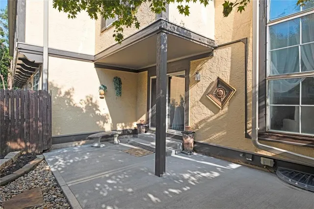 $330,000 | 6735 West 108th Terrace, Overland Park, KS 66211