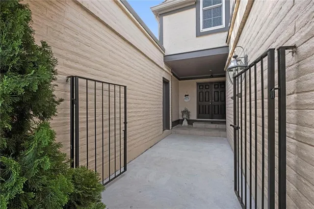 $330,000 | 6735 West 108th Terrace, Overland Park, KS 66211