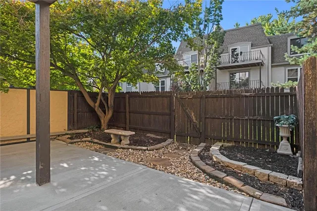 $330,000 | 6735 West 108th Terrace, Overland Park, KS 66211