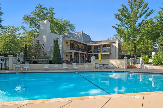 $330,000 | 6735 West 108th Terrace, Overland Park, KS 66211