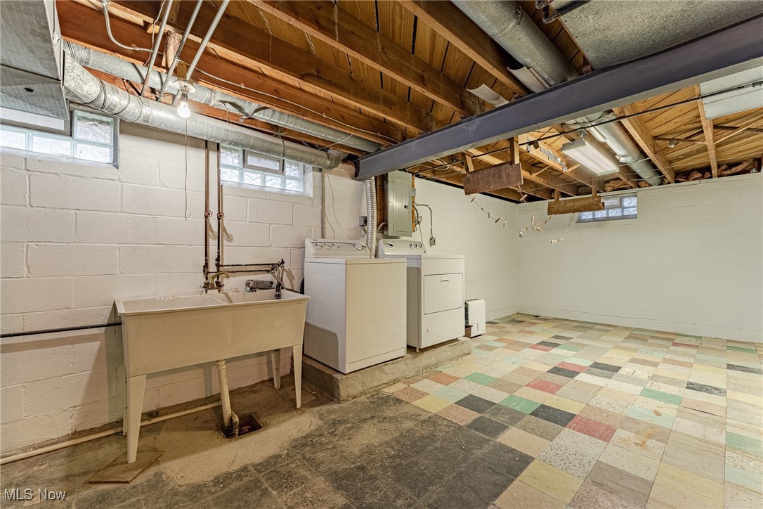 4035 Charlton Road Cleveland, OH 44121 - Photo 28 of 34