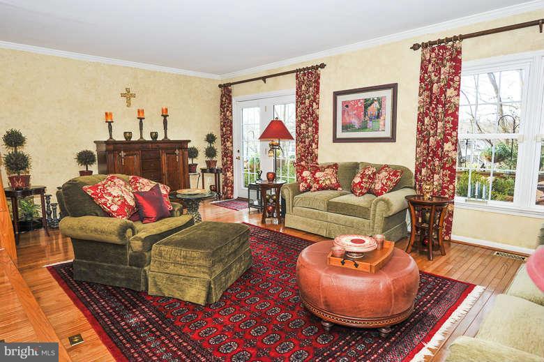 8002 Tanworth Court Springfield, VA 22152 - Photo 2 of 25 Living Room