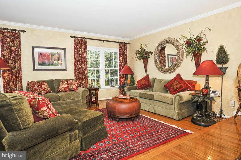 8002 Tanworth Court Springfield, VA 22152 - Photo 3 of 25 Living Room