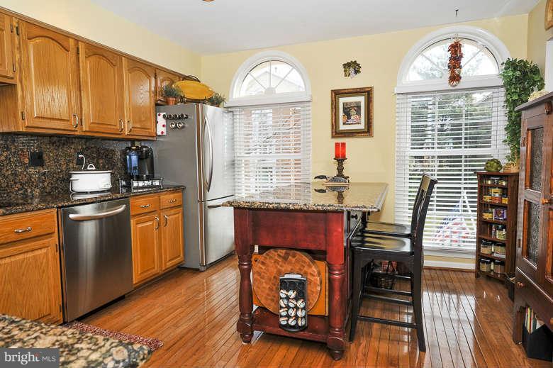 8002 Tanworth Court Springfield, VA 22152 - Photo 4 of 25 Kitchen