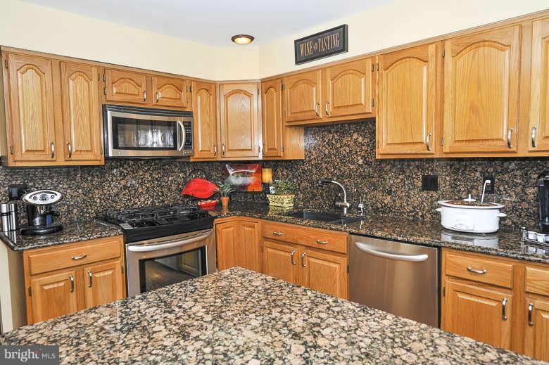 8002 Tanworth Court Springfield, VA 22152 - Photo 5 of 25 Kitchen