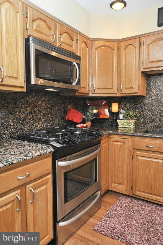 8002 Tanworth Court Springfield, VA 22152 - Photo 6 of 25 Kitchen