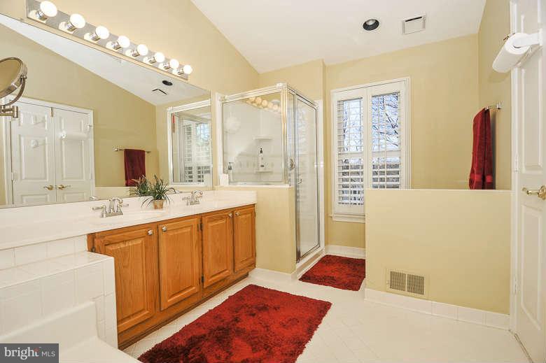 8002 Tanworth Court Springfield, VA 22152 - Photo 9 of 25 Bath (Master)