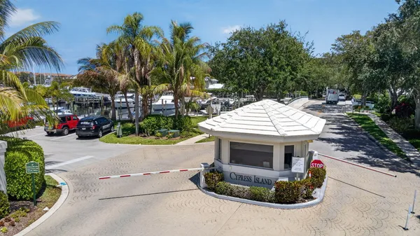 $425,000 | 14410 Palmwood Road, Palm Beach Gardens, FL 33410