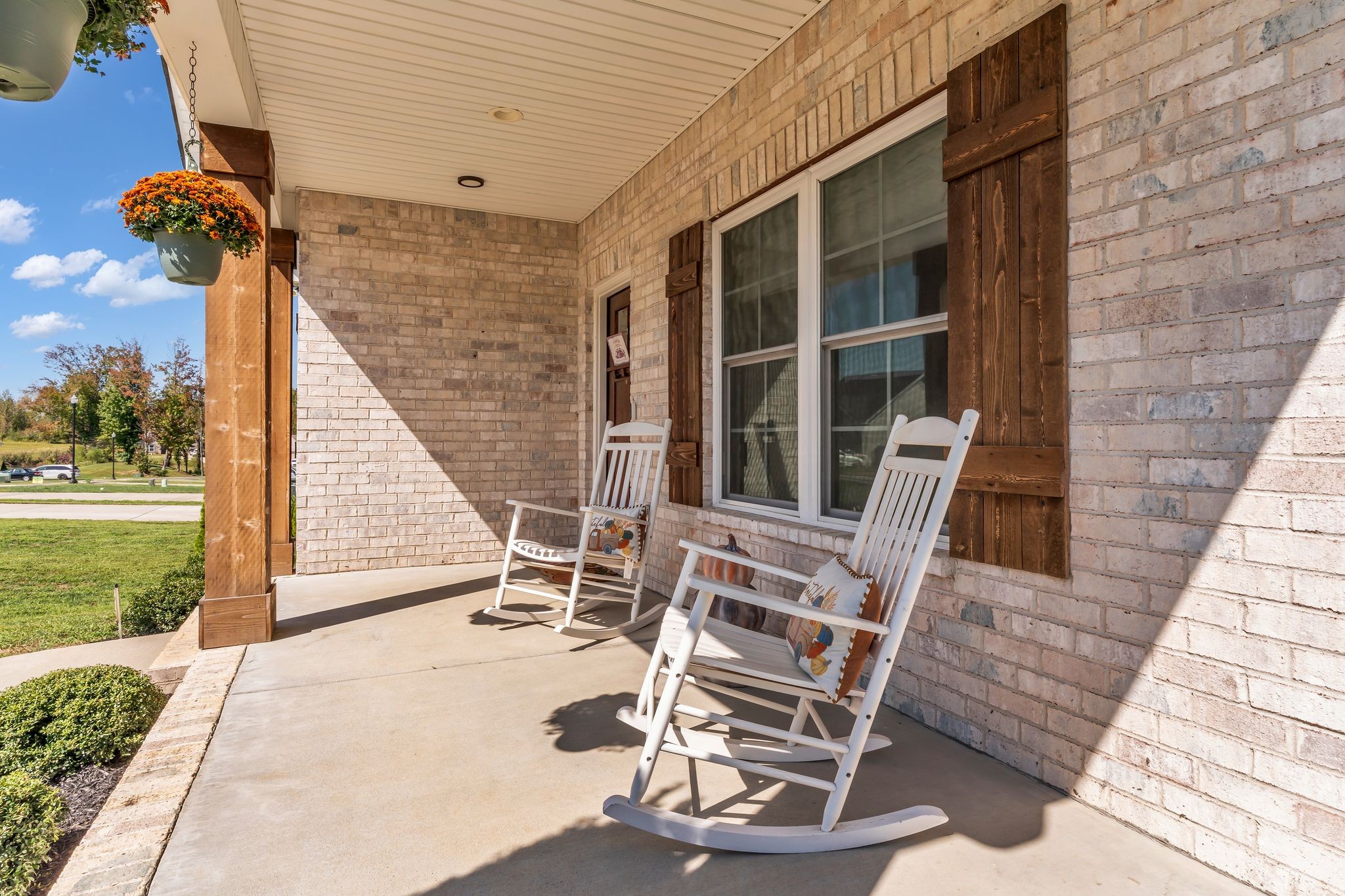 195 Julia Ann Court Springfield, TN 37172 - Photo 3 of 28 a view of a patio with table and chairs with wooden floor and fence