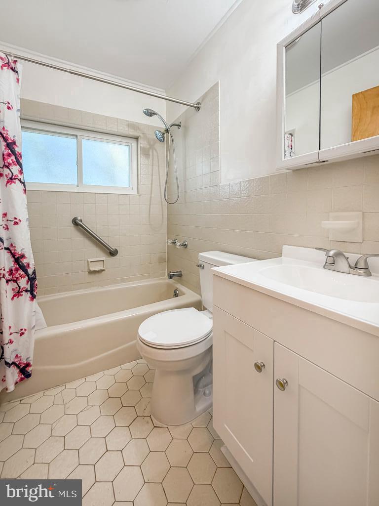 19 Butterfly Lane Levittown, PA 19054 - Photo 18 of 32 a bathroom with a sink a toilet and a bathtub