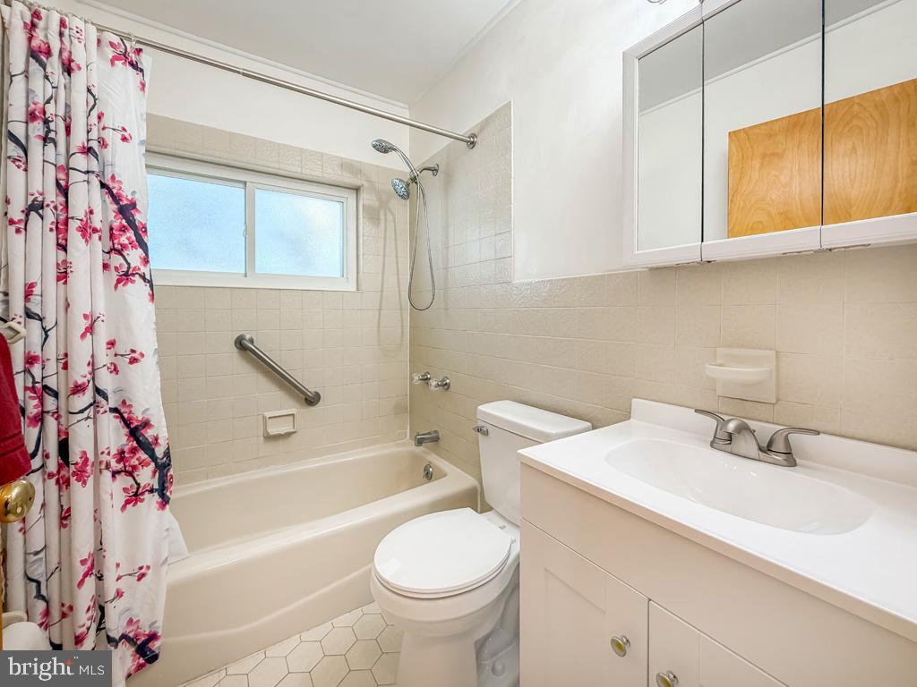 19 Butterfly Lane Levittown, PA 19054 - Photo 19 of 32 a bathroom with a sink toilet and shower