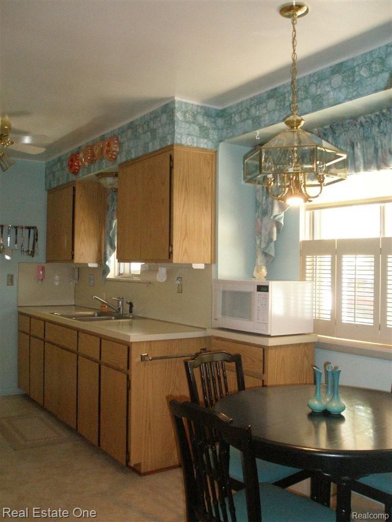 615 Red Oak Lane Rochester, MI 48307 - Photo 11 of 15 P6270292-001.JPG