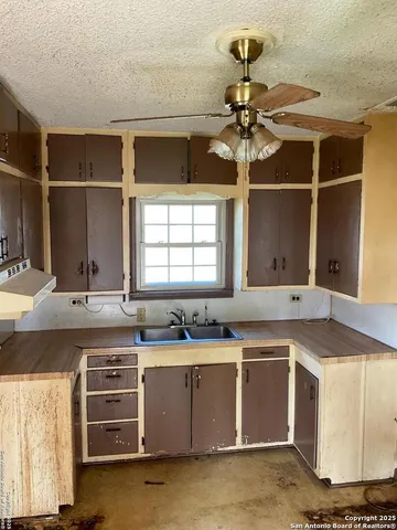 $128,000 | 524 E Street, Floresville, TX 78114