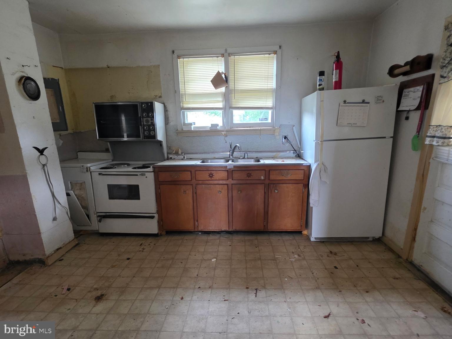 7114 Marye Road Spotsylvania, VA 22551 - Photo 11 of 11 a kitchen with a stove a refrigerator and a sink