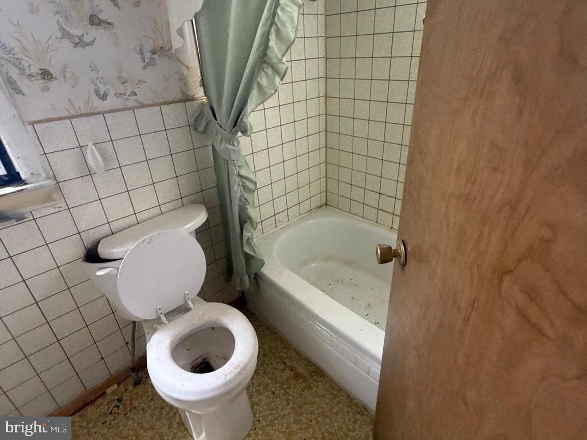 7114 Marye Road Spotsylvania, VA 22551 - Photo 10 of 11 a bathroom with a toilet and a bathtub