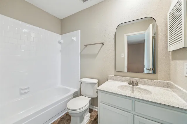 a view of an house with backyard and garden