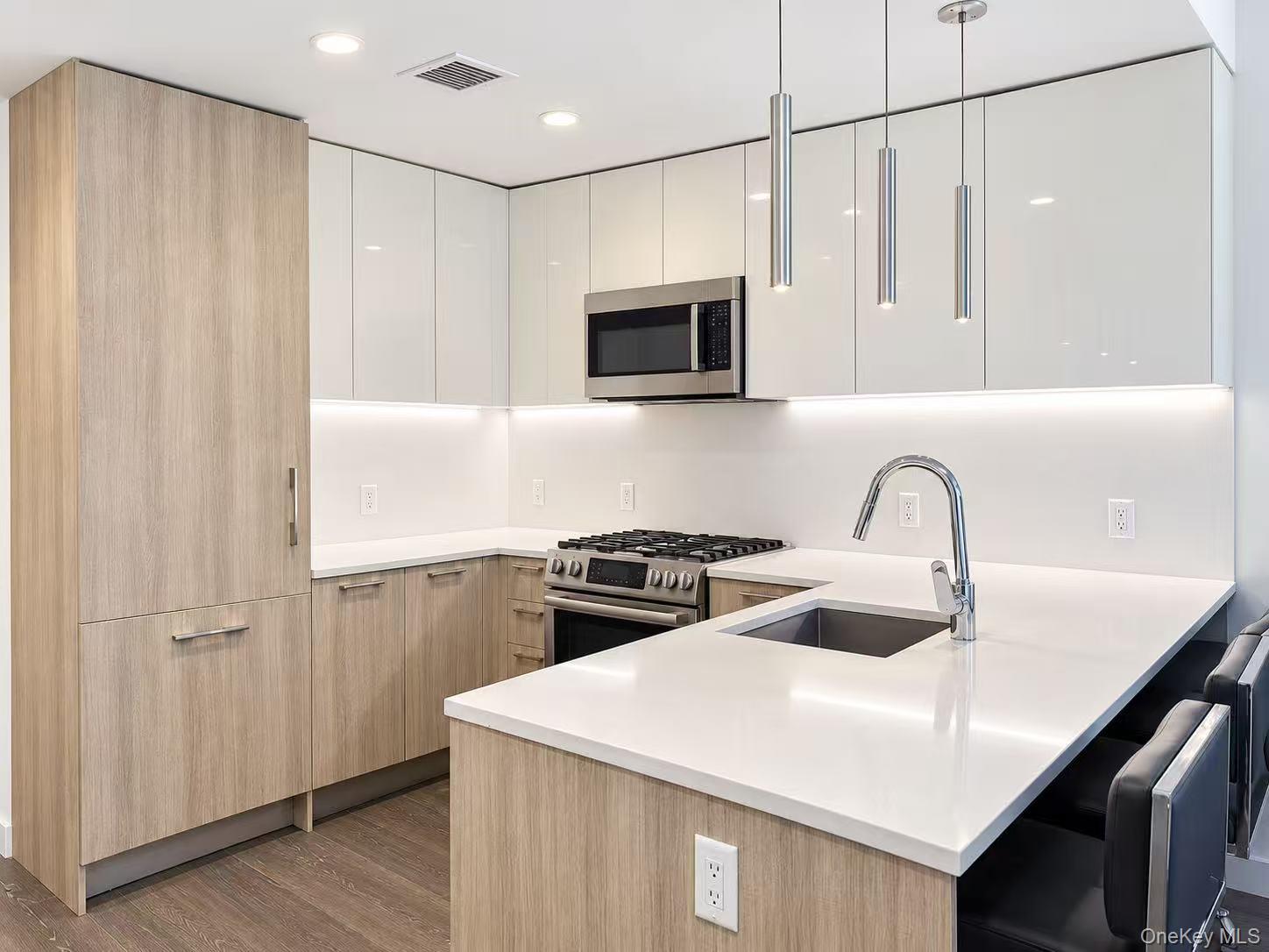 131-03 40 Road, Unit 15R Queens, NY 11354 - Photo 3 of 7 Gallery Image 3