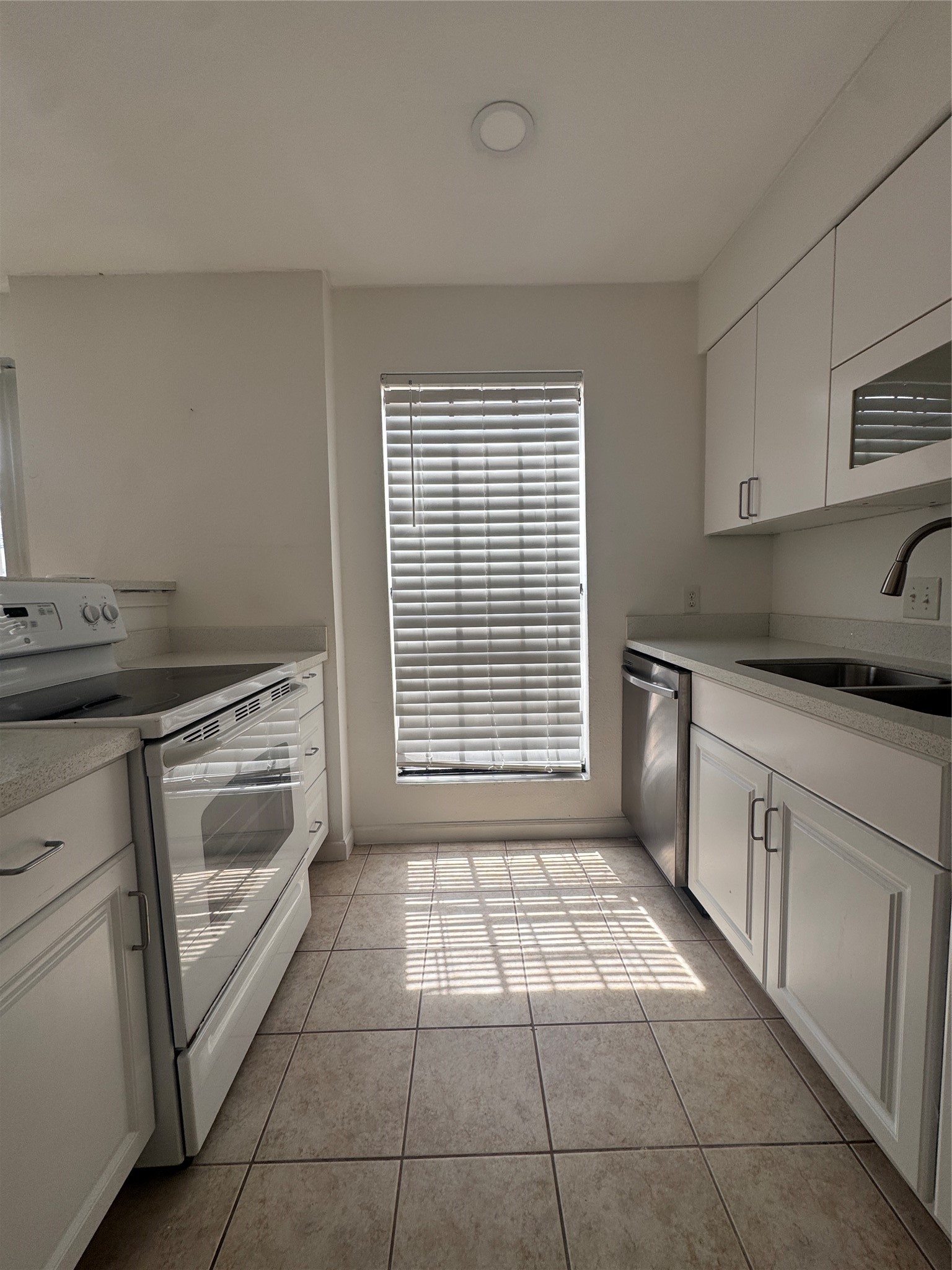 6645 Wanda Lane Houston, TX 77074 - Photo 5 of 27 Nice galley kitchen
