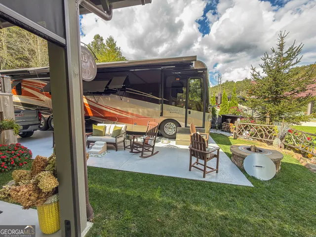 a view of a house with backyard