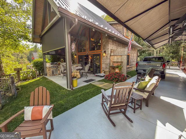 a view of a house with backyard