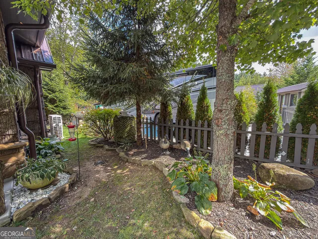 a view of a backyard