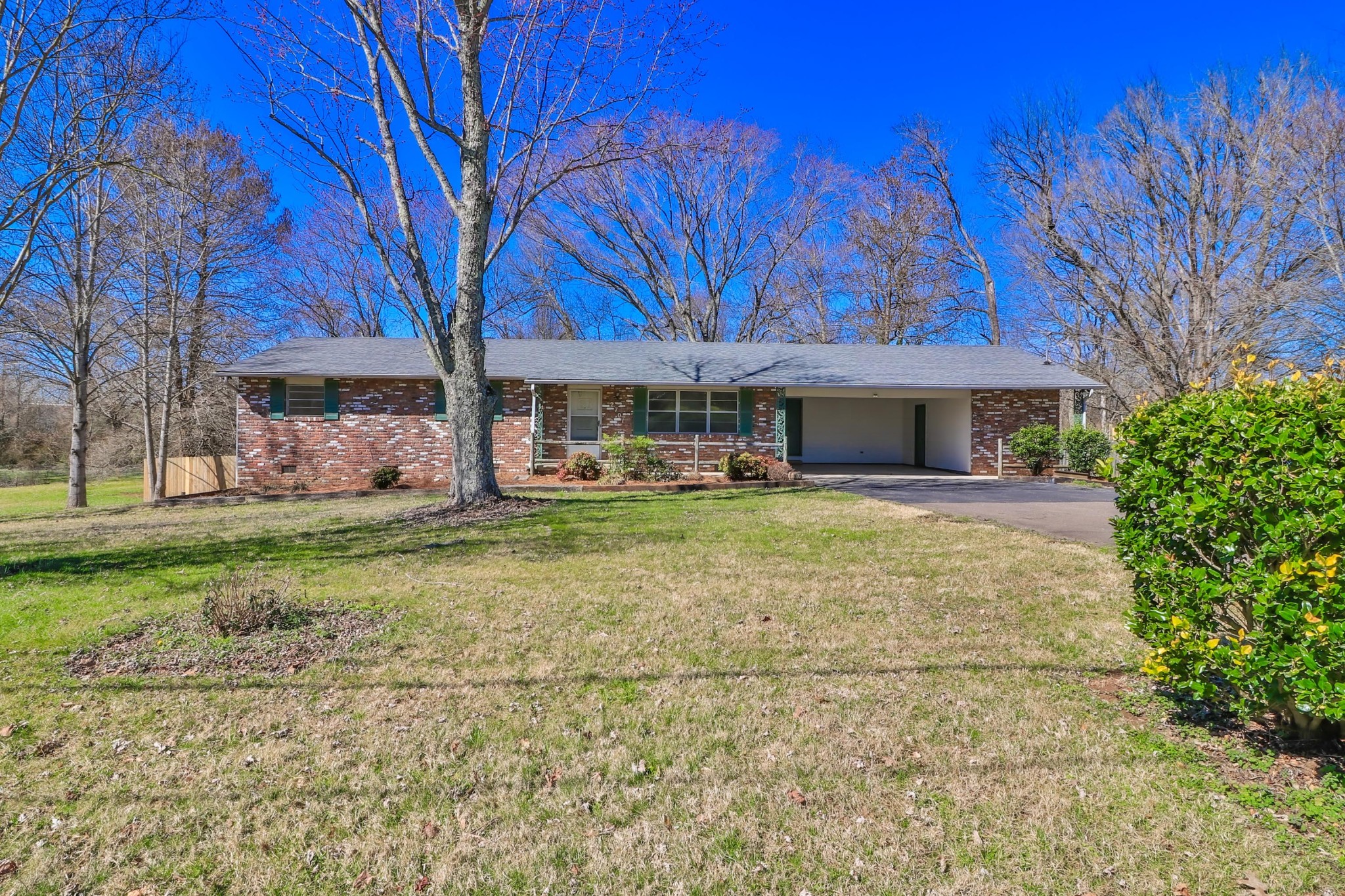 2701 Byington Beaver Ridge Road Knoxville, TN 37931 - Photo 2 of 29 a front view of a house with garden