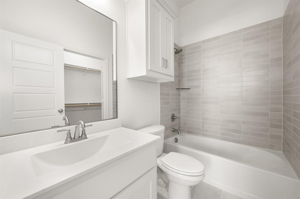764 Texas Thistle Road Waxahachie, TX 75165 - Photo 17 of 30 a bathroom with a sink a toilet and a bathtub