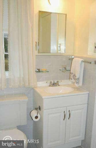 5914 Overlea Road Bethesda, MD 20816 - Photo 18 of 25 Upper-level master bath