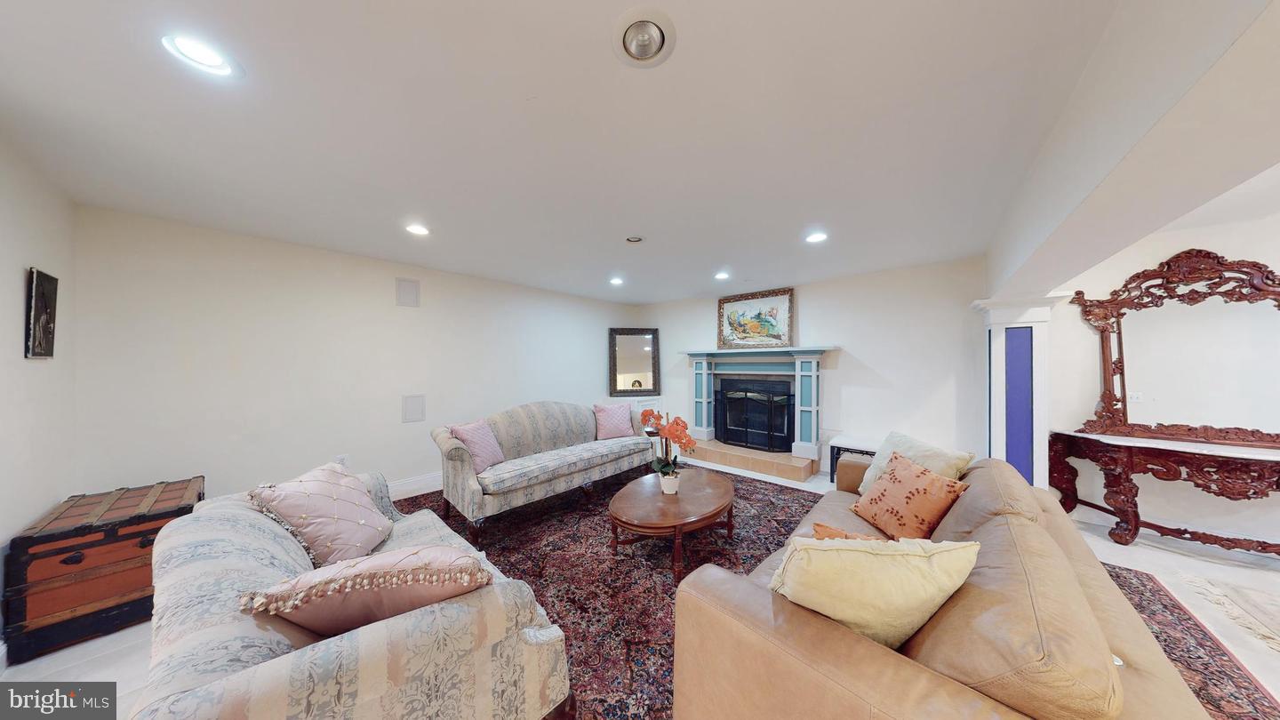 9710 Middleton Ridge Road Vienna, VA 22182 - Photo 4 of 25