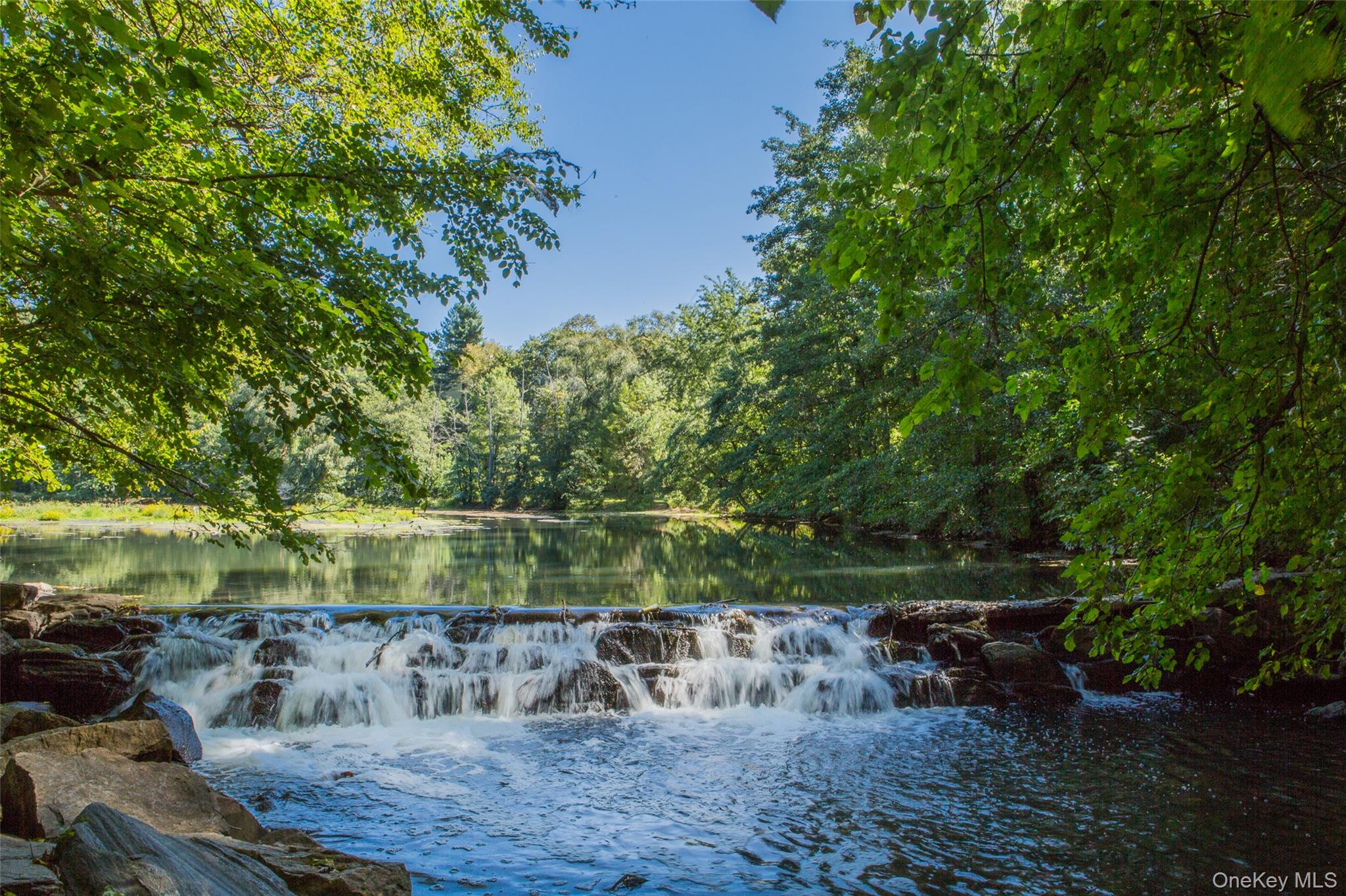 11 Brooklands, Unit GI Bronxville, NY 10708 - Photo 16 of 16 a view of a yard with a table and chair