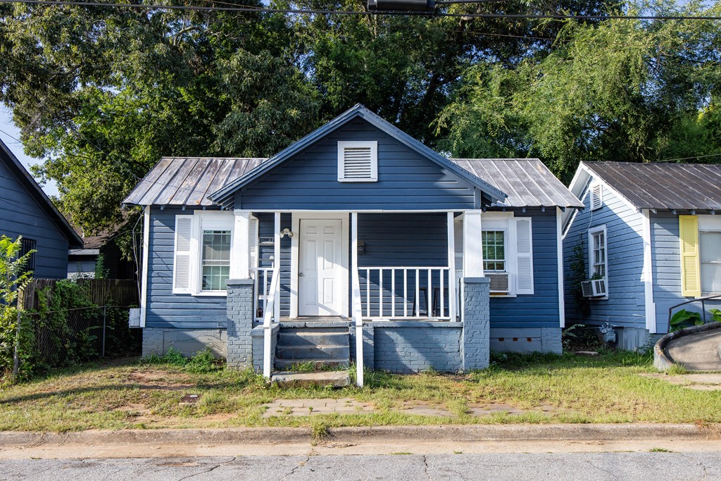 108 Comer Street Columbus, GA 31904 - Photo 5 of 11 a front view of a house with garden