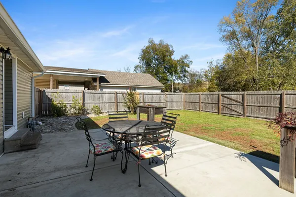 a view of a backyard