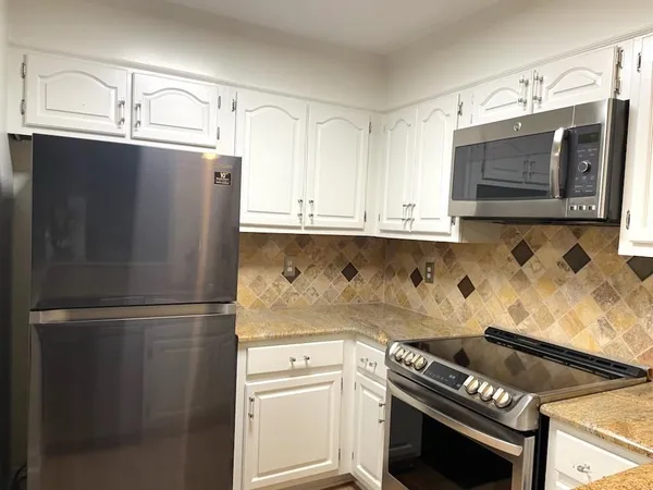 $1,800 | 5400 Park Avenue, Unit 220, Memphis, TN 38119