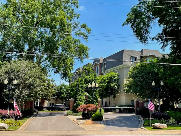 $1,800 | 5400 Park Avenue, Unit 220, Memphis, TN 38119