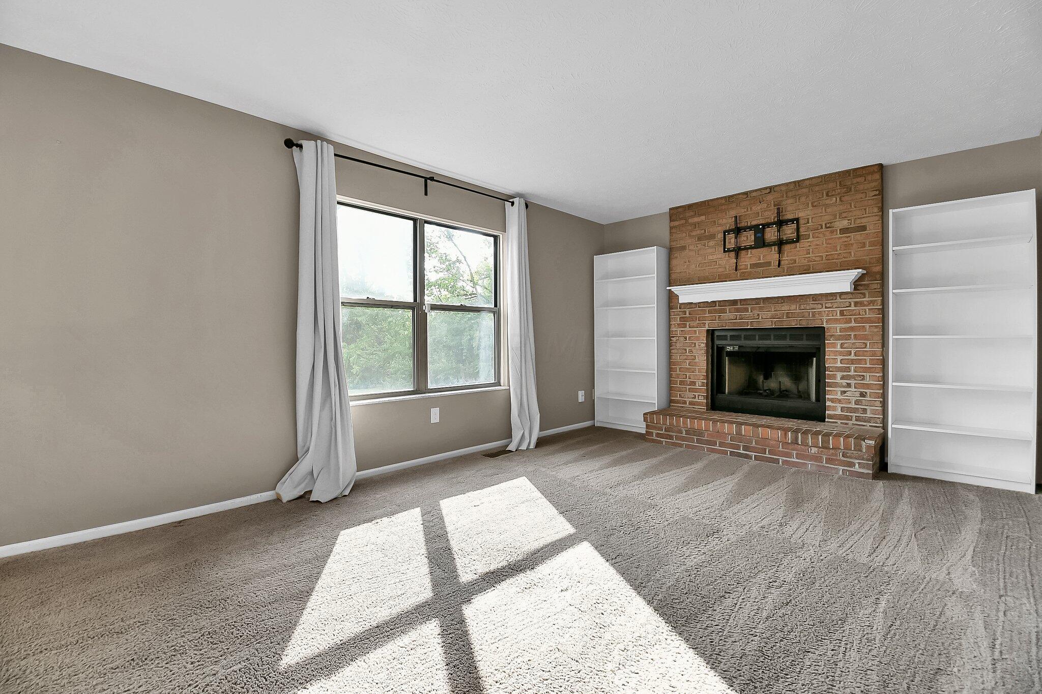 2829 Raphael Drive Columbus, OH 43232 - Photo 12 of 34 Living Room